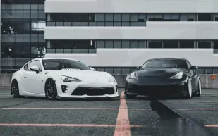 معركة صامتة على الطرقات: كهرباء أم هجينة؟