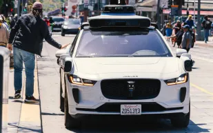 Waymo تتبنى مساعد جيميناي.. تجربة ركاب ذكية في سيارات المستقبل