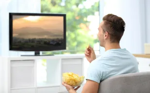 كيف يؤثر تناول الطعام أمام التلفاز على صحتك؟ دراسة تكشف مفاجأة غير متوقعة