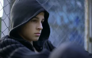 لماذا يشعر شباب اليوم بالوحدة رغم كثرة الأصدقاء؟