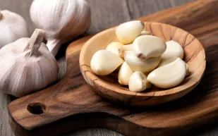 "الثوم يتحدّى الطب الحديث".. اكتشاف علمي يغيّر مفهوم غسولات الفم التقليدية