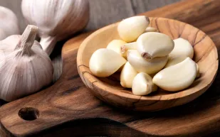 دراسة جديدة تثبت فعالية غسول الثوم للأسنان.. هل يحل محل المنتجات التقليدية؟