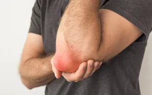 دراسة حديثة تكشف إمكانات علاجية لعشبة شهيرة ضد التهاب المفاصل