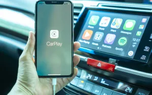 آبل تضيف ميزات جديدة لتسهيل استخدام CarPlay أثناء القيادة