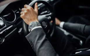 لماذا تفرض الصين قيودًا على "القيادة بدواسة واحدة" في سياراتها الكهربائية؟