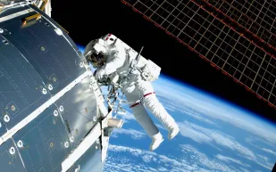 رواد فضاء صينيون يثبتون دروعًا ضد الحطام الفضائي بعد حادثة الشهر الماضي