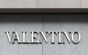 رخيص وطائش.. لماذا أثارت "فالنتينو" حفيظة عشاق الموضة؟
