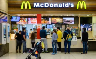 إعلان بالذكاء الاصطناعي يورّط ماكدونالدز.. والشركة تتراجع تحت الضغط (فيديو)