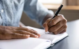 كيف تؤثر الكتابة على تخفيف الضغط النفسي في حياتنا؟ دراسة توضّح