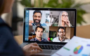 هل يزيد العمل عن بُعد من الخصوبة؟ دراسة جديدة تجيب