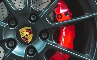 بورشه ترفع الأسعار مجددًا.. كيف تؤثر الرسوم الجمركية على السيارات الفاخرة؟