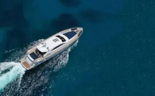 نظرة على يخت بوردووك الفاخر.. تجربة بحرية استثنائية (فيديو)