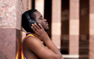 كيف تؤثر كلمات الأغاني على نفسية المستمعين؟ دراسة تكشف