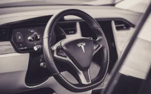 تسلا تبتكر سقفًا يتيح اتصال ستارلينك مباشرة.. هل نراه قريبًا؟