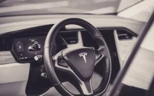 تسلا تتجمد تحت الأرض.. انقطاع بسيط يخلق فوضى لمدة 40 دقيقة! (فيديو)