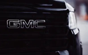 جنرال موتورز تتخذ قرارًا جديدًا بشأن استخدام "آيفون" في سياراتها.. ماذا فعلت؟