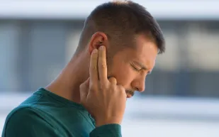 دراسة تثير القلق.. ما الذي يفعله طنين الأذن المزمن بالجسم؟