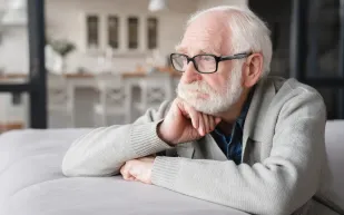 علامة غير متوقعة في حديثك اليومي قد تكشف إصابتك المبكرة بالزهايمر