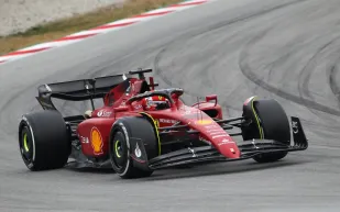 مواجهة V12 نارية بين Ferrari وLamborghini وAston على حلبة ألغارف