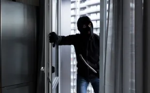 عصابة تسرق نجوم الدوري الإنجليزي.. وغريليش أبرز الضحايا