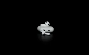 هل تعود آبل لخطة الإصدارات الملونة لـAirPods؟ تسريبات تكشف