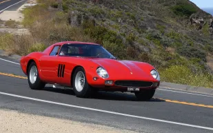 فيراري تتألق وتسلا تتراجع.. خريطة الرابحين والخاسرين في عالم السيارات 2025