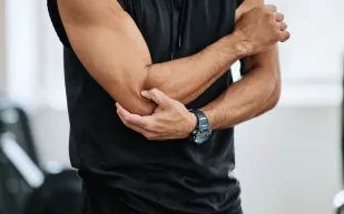 دراسة تكشف علاقة مقلقة بين ضعف العضلات وخطر الخرف