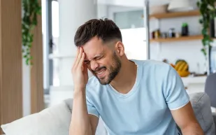 لماذا تعاني النساء من الصداع النصفي أكثر من الرجال؟.. طبيب يوضح