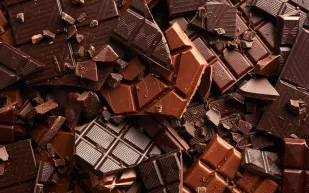 هل يمكن للشوكولاتة الداكنة أن تبطئ الشيخوخة؟ دراسة تكشف