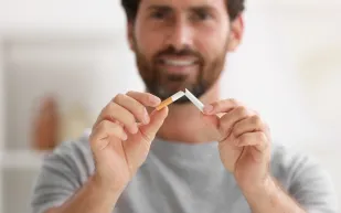 لماذا يحتاج المدخنون الممتنعون جرعات أعلى من المسكنات بعد الجراحة؟ دراسة تجيب