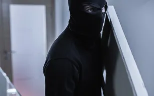 سرقة بنك ألماني.. جرأة مطلقة ولمسات كوميدية غير متوقعة!