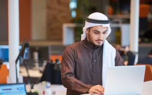 العمالة المنزلية غير السعودية بالمملكة: الأرقام الرسمية والمهن الأكثر شيوعًا