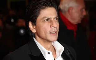 شاروخان يتألق خلال كشف تمثاله بلندن… وساعته النادرة تخطف العدسات