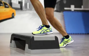 نتائج لافتة في دراسة جديدة.. كيف يغيّر تمرين الساق الواحدة أداء الرياضيين؟