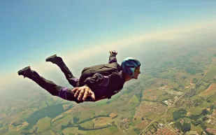 مروحية تنقلب رأسًا على عقب ومظلي يقفز منها في لحظة الصفر (فيديو)