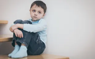 كيف تؤثر مشاكل الطفولة على القدرات الإدراكية في الشيخوخة؟ دراسة توضّح