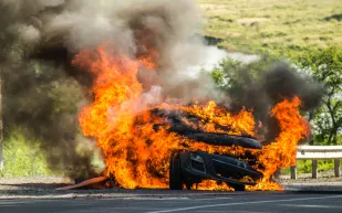 مقارنة بين حرائق السيارات الكهربائية والسيارات التقليدية.. أيهما أكثر عرضة للاشتعال؟