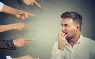 القلق الاجتماعي والأمعاء: دراسة جديدة تكشف العلاقة البيولوجية المفاجئة