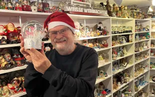 ألماني يدخل موسوعة غينيس بـ11 ألف كرة ثلج زجاجية (فيديو)