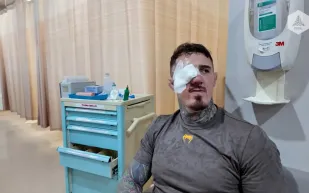 بعد اعتداء منافسه… بطل UFC يخضع لجراحة عاجلة في عينه 