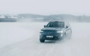 هل تتفوق السيارات الكهربائية على البنزين في الثلوج والجليد؟.. تجربة حية تفجر مفاجأة