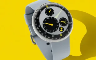 الوقت يطفو على الزجاج.. مارك نيوسون يكشف عن ساعة ميكانيكية استثنائية