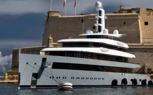 أسطول الملياردير الرقمي يزداد فخامة: يخت جان كوم الجديد ( فيديو)