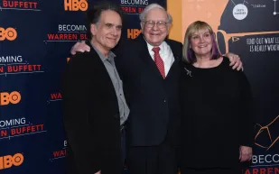 ابن وارن بافيت يحكي موقفًا طريفًا حول اكتشافه ثروة والده