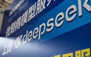 مختبر DeepSeek الصيني يطلق نموذج R3 بقدرات استدلالية فائقة وتكلفة تطوير منخفضة