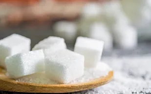 باحثون يطوّرون طريقة جديدة لإنتاج بديل السكر.. هل له أضرار؟