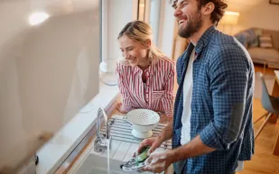 الرجل العصري وإدارة الأسرة: دليل عمليّ لتقسيم المهام بكفاءة