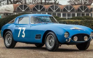 تحفة فيراري الأسطورية من سباقات الخمسينيات في مزاد باريس (فيديو)