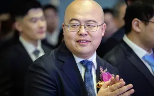 رحلة صعود مذهلة: شاب صيني يدخل نادي المليارديرات من بوابة الذكاء الاصطناعي