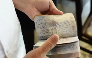 الجوازات السعودية توضح طريقة استرجاع رقم الإقامة وشروط سداد المرافقين